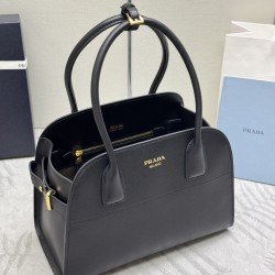 F780 Medium 32CM New tote bag 1BG538 has arrived This tote bag presents a sturdy silhouette that exudes modernity and elegance, with ample capacity and a convenient large opening Soft grained leather outlines the sleek, minimalist lines This practical acc