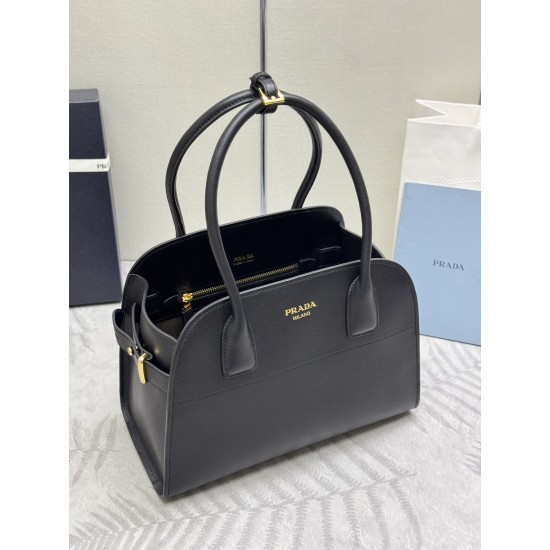 F780 Medium 32CM New tote bag 1BG538 has arrived This tote bag presents a sturdy silhouette that exudes modernity and elegance, with ample capacity and a convenient large opening Soft grained leather outlines the sleek, minimalist lines This practical acc