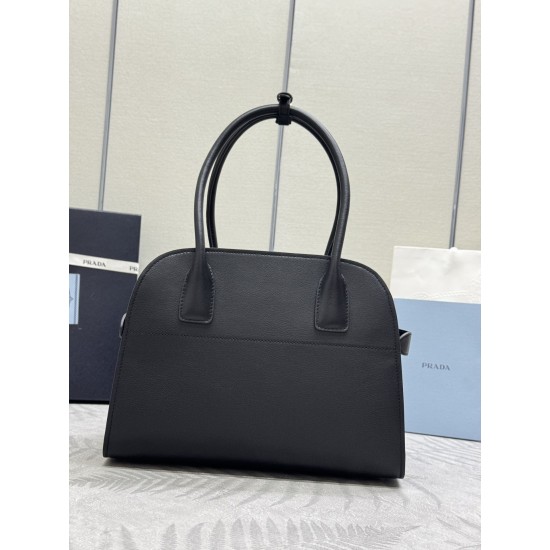 F780 Medium 32CM New tote bag 1BG538 has arrived This tote bag presents a sturdy silhouette that exudes modernity and elegance, with ample capacity and a convenient large opening Soft grained leather outlines the sleek, minimalist lines This practical acc