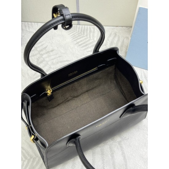 F780 Medium 32CM New tote bag 1BG538 has arrived This tote bag presents a sturdy silhouette that exudes modernity and elegance, with ample capacity and a convenient large opening Soft grained leather outlines the sleek, minimalist lines This practical acc