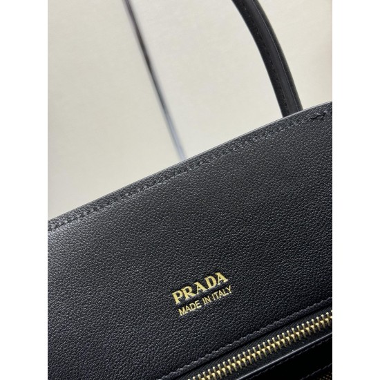 F780 Medium 32CM New tote bag 1BG538 has arrived This tote bag presents a sturdy silhouette that exudes modernity and elegance, with ample capacity and a convenient large opening Soft grained leather outlines the sleek, minimalist lines This practical acc