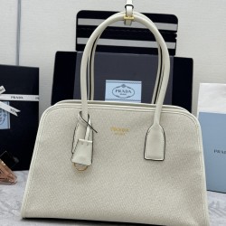 F590 new linen tote bag 1BG572 this bag combines cowhide and linen blended fabrics versatile fashion and lightweight texture molded Oversize silhouette skillfully interpreted duality functional and practical design exquisite exquisite detail highlights th