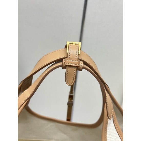 F5601bg472New large tote bagThis tote bag is made from a linen blend fabric that showcases a stylish sense of volume and sophisticated geometric shapes to show off its structured designCasual and versatileFull capacityEmbellished leather details add a tou
