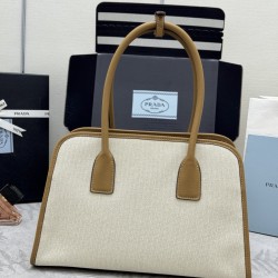 F590 new linen tote bag 1BG572 this bag combines cowhide and linen blended fabrics versatile fashion and lightweight texture molded Oversize silhouette skillfully interpreted duality functional and practical design exquisite exquisite detail highlights th