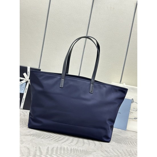 F400 new tote bag 1BG527 This timeless tote bag is a reinterpretation of the classic design of the four imported nylon fabrics with a sophisticated and practical silhouette to show the unique style of clean lines and atmosphere of the atmosphere is easy t