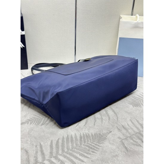 F400 new tote bag 1BG527 This timeless tote bag is a reinterpretation of the classic design of the four imported nylon fabrics with a sophisticated and practical silhouette to show the unique style of clean lines and atmosphere of the atmosphere is easy t